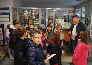 Uczniowie zwiedzają pocztę