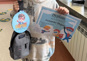 Uczeń z upominkiem i dyplomem