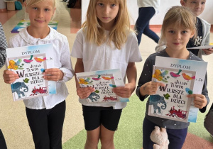 Uczennice z nagrodami