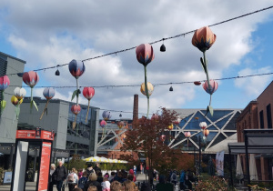 Dzieci idące na warsztaty