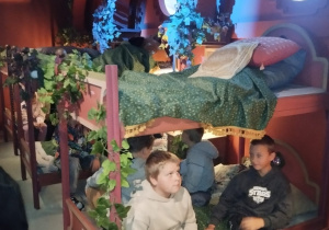 Dzieci rozwiązują zadania