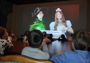 Dzieci słuchają informacji o powstaniu filmu