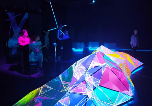 Dzieci w nowoczesnej sali