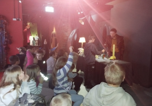 Uczniowie eksperymentują