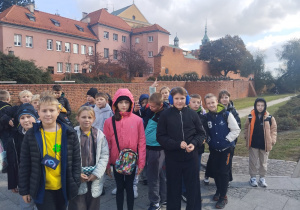 Uczniowie pozują do zdjęcia