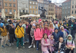 Uczniowie przy symbolu Warszawy