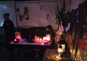 Prowadzenie lekcji w ciemnościach przy zapalonych świecach