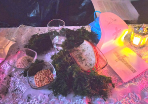 Stół z darami dla duchów przywoływanych w czasie obrzędu Dziady II