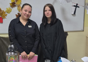 Uczennice prowadzące lekcję powtórzeniową Dziady II