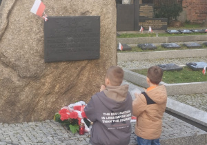 Chłopcy modlą się za zmarłych