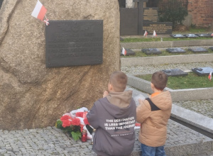 Dzieci z klasy 1b i 3a na cmentarzu wojskowym