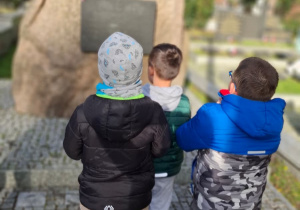 Dzieci przed pomnikiem