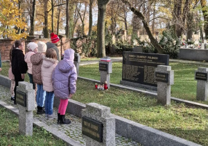 Pierwszoklasiści na cmentarzu