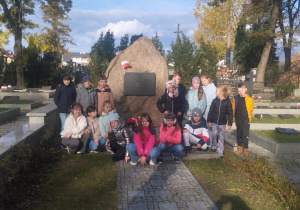 Uczniowie na cmentarzu wojskowym