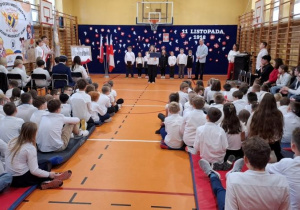 Uczniowie oglądają program artystyczny z okazji Narodowego Święta Niepodległości