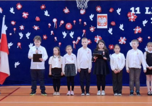 Uczniowie występują w trakcie programu artystycznego z okazji Narodowego Święta Niepodległości