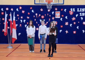 Uczniowie występują w trakcie programu artystycznego z okazji Narodowego Święta Niepodległości