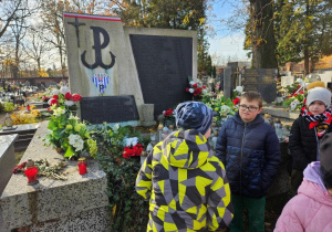 Przed pomnikiem poległych w obozach