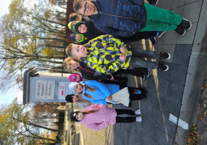 Uczniowie klasy 2a przed wejściem na cmentarz