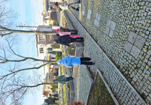 Uczniowie zapalają znicze