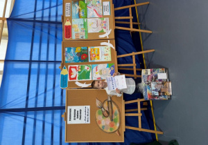 Szymon na tle nagrodzonych prac konkursie miejskim