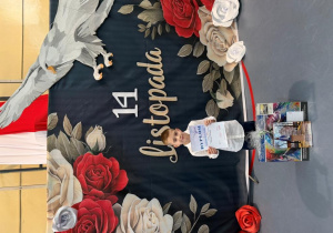 Szymon prezentuje dyplom za zajęcie I miejsca w konkursie miejskim