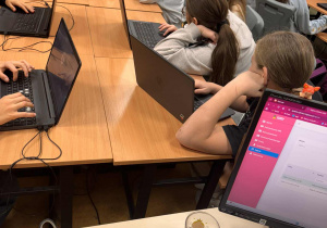 Uczniowie klas 7-8 oraz 4-6 podczas zajęć z HIGIENY CYFROWEJ. Zajęcia dotyczyły zasad pomocnych w ograniczaniu czasu przed ekranem.