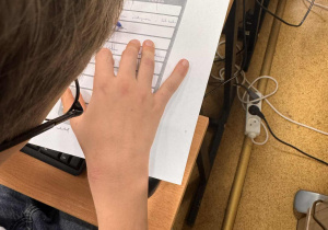 Uczniowie klas 7-8 oraz 4-6 podczas zajęć z HIGIENY CYFROWEJ. Zajęcia dotyczyły zasad pomocnych w ograniczaniu czasu przed ekranem.