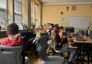 Uczniowie klas 7-8 oraz 4-6 podczas zajęć z HIGIENY CYFROWEJ. Zajęcia dotyczyły zasad pomocnych w ograniczaniu czasu przed ekranem.
