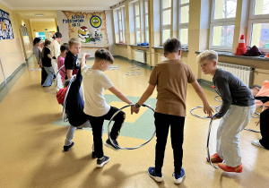 Uczniowie klas 7-8 oraz 4-6 podczas zajęć z wychowania fizycznego, dotyczące projektu HIGIENA CYFROWA