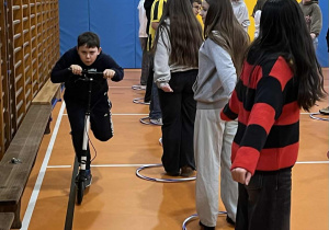 Uczniowie klas 7-8 oraz 4-6 podczas zajęć z wychowania fizycznego, dotyczące projektu HIGIENA CYFROWA