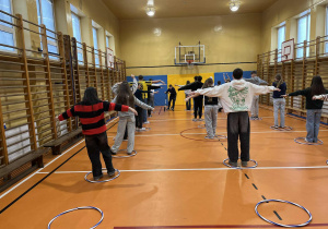 Uczniowie klas 7-8 oraz 4-6 podczas zajęć z wychowania fizycznego, dotyczące projektu HIGIENA CYFROWA