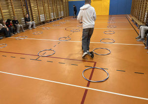 Uczniowie klas 7-8 oraz 4-6 podczas zajęć z wychowania fizycznego, dotyczące projektu HIGIENA CYFROWA