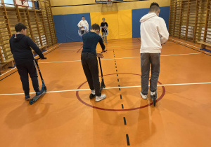 Uczniowie klas 7-8 oraz 4-6 podczas zajęć z wychowania fizycznego, dotyczące projektu HIGIENA CYFROWA