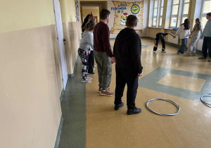 Uczniowie klas 7-8 oraz 4-6 podczas zajęć z wychowania fizycznego, dotyczące projektu HIGIENA CYFROWA