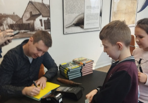 Uczeń stoi po autograf