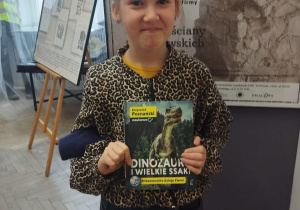 Uczennica pokazuje książkę