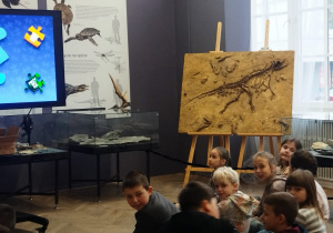 Uczniowie czekają na spotkanie w muzeum