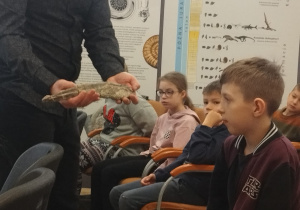 Uczniowie oglądają znalezisko