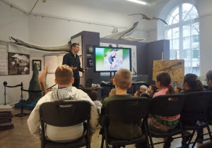 Uczniowie słuchają o wielkich potworach morskich