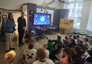 Uczniowie słuchają wypowiedzi pani przyrodnik