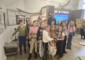 Uczniowie stoją z paleontologiem