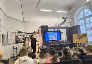 Uczniowie uczestniczą w spotkaniu z paleontologiem