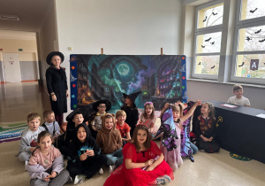 Dzieci pozują do zdjęcia