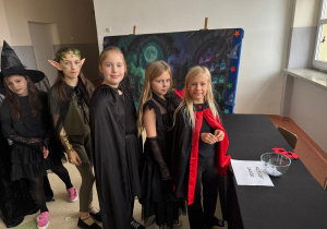 Dzieci stoją przy wróżbach