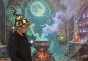 Uczniowie pozują do zdjęcia