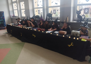 Uczniowie czekają z wróżbami