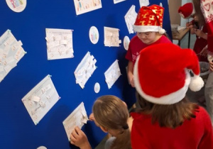 Uczniowie przypominają karteczki z dobrymi uczynkami