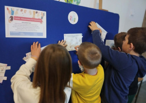 Uczniowie przypominają karteczki z dobrymi uczynkami