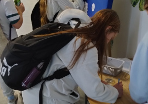 Uczniowie przypominają karteczki z dobrymi uczynkami